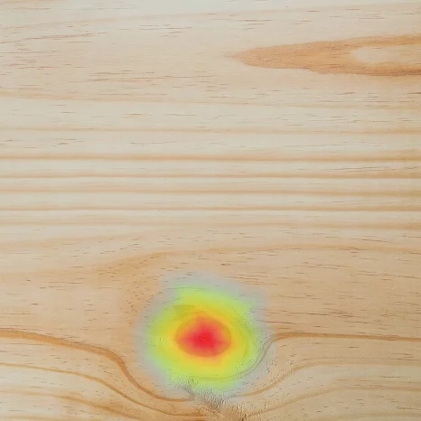 KI-Oberflächeninspektion von Holz mit Anomalie-Heatmap